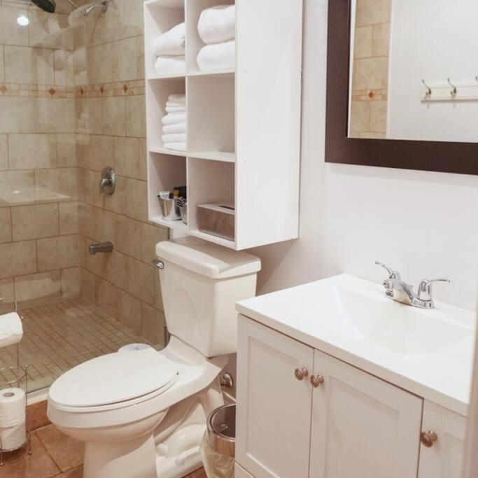 Апартаменты Large Upstairs Flat In Downtown Century Building Бельвиль Экстерьер фото